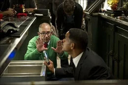 Director Barry Sonnenfeld (l.), Agent J (Will Smith, r.)