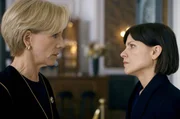 Alexandra Weiss (Veerle Baetens, re.) schlägt Cindy Cohen (Juliet Stevenson, li.) eine Idee für ein Abkommen vor: eine dauerhafte Präsenz der Internationalen Atomenergiebehörde im Iran.