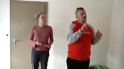 Cindy renoviert mit Ossi ihre neue Wohnung. Sie will, dass ihre Kinder bald bei ihr wohnen können. Cindy renoviert mit Ossi ihre neue Wohnung. Sie will, dass ihre Kinder bald bei ihr wohnen können.