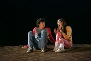 Axl (Charlie McDermott, l.); Sue (Eden Sher, r.)