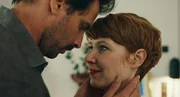 Lena (Sarah Bauerett) will Guillermo (Marcel Mohab) küssen.
