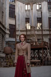 Die Reporterin Abigail Fix (Leonie Benesch) ist wild entschlossen, Phileas Fogg auf seiner abenteuerlichen Reise zu folgen, und sei es in einem Heißluftballon über die Alpen. Die Reporterin Abigail Fix (Leonie Benesch) ist wild entschlossen, Phileas Fogg auf seiner abenteuerlichen Reise zu folgen, und sei es in einem Heißluftballon über die Alpen.