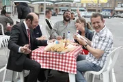 Philippe (Kad Merad, l.) hat neue Freunde gefunden, zusammen mit Yann (Guy Lecluyse), Annabelle (Anne Marivin) und Antoine (Dany Boon, r.) verbringt er seine Mittagspause auf dem Marktplatz von Bergues