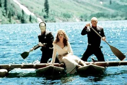 Captain Picard (Patrick Stewart, r.), die Ba'ku-Frau Anji (Donna Murphy) und Lieutenant Commander Data (Brent Spiner, l.) fl&uuml;chten auf einem Flo&szlig; vor dem Angriff der Son'a.