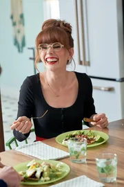 Mary probiert ihr Gericht.