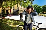 Julia Demmler (Wendy Güntensperger) setzt sich den Fahrradhelm auf und nimmt die Verfolgung des Tatverdächtigen auf.