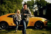 Das Leben von Cade Yaeger (Mark Wahlberg, r.) und seiner Tochter Tessa (Nicola Peltz, l.) nimmt eine ungeahnte Wendung, als sie sich entschlie&szlig;en, in einer Alien-Hetzjagd der CIA dem Anf&uuml;hrer der menschenfreundlichen Autobots, Optimus Prime, beizustehen ...