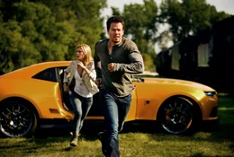 Das Leben von Cade Yaeger (Mark Wahlberg, r.) und seiner Tochter Tessa (Nicola Peltz, l.) nimmt eine ungeahnte Wendung, als sie sich entschlie&szlig;en, in einer Alien-Hetzjagd der CIA dem Anf&uuml;hrer der menschenfreundlichen Autobots, Optimus Prime, beizustehen ...