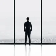 Bei dem  27-j&auml;hrigen Christian Grey (Jamie Dornan) gehen Liebesbeziehungen und Leidenschaft mit Fesseln und Peitschen einher. Mit ihm taucht die Studentin Anastasia Steele in eine Welt ein, in der der attraktive Milliard&auml;r in BDSM-Spielen seine Dominanz auslebt.