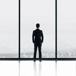 Bei dem  27-j&auml;hrigen Christian Grey (Jamie Dornan) gehen Liebesbeziehungen und Leidenschaft mit Fesseln und Peitschen einher. Mit ihm taucht die Studentin Anastasia Steele in eine Welt ein, in der der attraktive Milliard&auml;r in BDSM-Spielen seine Dominanz auslebt.