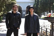 Lorenzo (Giacomo Giorgio) und Alex (Sophie Pfennigstorf) wohnen der Beerdigung von Matteos und Laras Vater bei. Haben sie etwas mit seinem Tod zu tun?