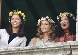 Haben festgestellt, das das Leben tausend Chancen bietet, wenn man sie wahrnimmt: Chiara (Giulia Steigerwalt, l.), Frances (Diane Lane, M.) und Patti (Sandra Oh, r.) ...