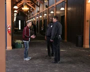 Nolan (Nathan Fillion, r.) und Sergeant Grey (Richard T. Jones, M.) finden den Flüchtigen Daniel Tran (Paul Yen, l.) auf einem Reiterhof. Doch sie sind nicht die Einzigen, die nach Tran suchen. Kurz darauf bekommen die Beamten Gesellschaft. Nolan (Nathan Fillion, r.) und Sergeant Grey (Richard T. Jones, M.) finden den Flüchtigen Daniel Tran (Paul Yen, l.) auf einem Reiterhof. Doch sie sind nicht die Einzigen, die nach Tran suchen. Kurz darauf bekommen die Beamten Gesellschaft.