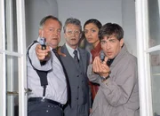 Frenzels (Peter Sattmann, 2.v.li.) Sohn versucht sich umzubringen - Kehler (Wolfgang Bathke, li.), Frenzel, Carin Stein (Sonia Zouari, 2.v.re.) und Bonhoff (Wolfgang Krewe, re.) versuchen ihn daran zu hindern.