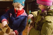 Felix (Piet Eckert) und Samina (Sarah Bendjelba) bauen ein Vogelhaus.