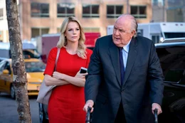 Megyn Kelly (Charlize Theron) mit Roger Ailes (John Lithgow).
