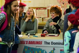 Claire (Kristen Bell, mitte l.) und Michelle Darnell (Melissa McCarthy, mitte r.).