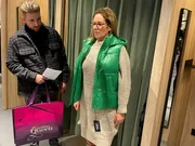 Kandidatin Bettina und ihre Shoppingbegleitung Tim.