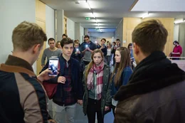 Nat&uuml;rlich geistert das Nacktbild schon bald auch in der Schule herum und Lara (Aleen K&ouml;tter, M.M.) und ihr Freund Basti (Niklas Ni&szlig;l, M.l.) sind dem Spott der Mitsch&uuml;ler ausgesetzt. Hat ihre Beziehung unter diesen Umst&auml;nden &uuml;berhaupt noch eine Chance?; Nat&uuml;rlich geistert das Nacktbild schon bald auch in der Schule herum und Lara (Aleen K&ouml;tter, M.M.) und ihr Freund Basti (Niklas Ni&szlig;l, M.l.) sind dem Spott der Mitsch&uuml;ler ausgesetzt. Hat ihre Beziehung unter diesen Umst&auml;nden &uuml;berhaupt noch eine Chance?