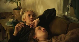 Rakel (Kristine Kujath Thorp) und ihre Freundin Ingrid (Tora Christine Dietrichson) sinnieren &uuml;ber die Notwendigkeit einer Zwangssterilisation f&uuml;r Jungs und M&auml;nner.