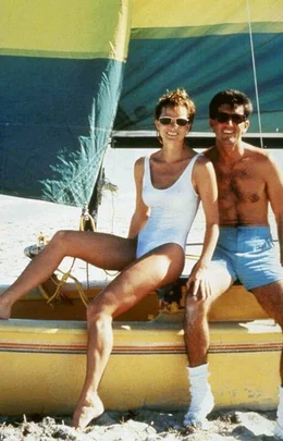 Nick Lassard (Matt McCoy) und Kate Stratton (Janet Jones) genie&szlig;en das Strandleben.