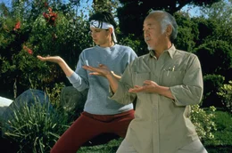 Daniel (Ralph Macchio, l.) sieht sich seiner wohl gr&ouml;&szlig;ten Herausforderung gegen&uuml;ber. Gemeinsam mit seinem Freund und Meister Mister Miyagi (Pat Morita, r.) muss Daniel gegen die dunklen Machenschaften des Dojos Cobra-Kai ank&auml;mpfen.