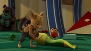 Arm ab! Jo hat aus Versehen beim Piratenspielen Nayas Puppe Rosalie demoliert. Jetzt soll Ludwig helfen, den Puppenarm wieder fest zu kleben. Ob das gut geht?