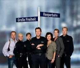 L-R: Henning Schulz (Till Demtr&oslash;der), Katja Metz (Anja Nejarri), Nicole Beck (Sophie Moser), Dirk Matthies (Jan Fedder), Hariklia "Harry" M&ouml;ller (Maria Ketikidou), Frau K&uuml;ppers (Saskia Fischer), Lothar Kr&uuml;ger (Peter Heinrich Brix).