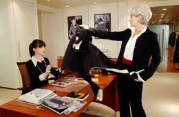 F&uuml;r den Job bei der knallharten Miranda Priestly (Meryl Streep, r.) w&uuml;rden Millionen von M&auml;dchen sterben, nicht aber die bodenst&auml;ndige Andy (Anne Hathaway, l.)