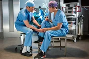Dr. Brentano (Thomas Koch, l.) bietet Ben (Philipp Danne, r.) seine Hilfe an, als dieser Probleme mit seiner Prothese hat.