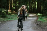 Lisa (Mina-Giselle Rüffer) tut sich schwer im ländlichen Großstetten. Anstatt zur Ruhe zu finden, erlebt sie auch hier erschreckende Ereignisse und wird von Visionen heimgesucht, die sie zutiefst verunsichern. Lisa (Mina-Giselle Rüffer) tut sich schwer im ländlichen Großstetten. Anstatt zur Ruhe zu finden, erlebt sie auch hier erschreckende Ereignisse und wird von Visionen heimgesucht, die sie zutiefst verunsichern.