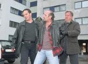Die Kommissare Bongartz (Max Gertsch, li.) und Kehler (Wolfgang Bathke, re.) nehmen Horst (Franjo Marincic) fest. Er steht unter dringendem Tatverdacht, das Baby aus dem Hochhaus geworfen zu haben.