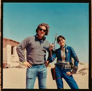 Ella Purnell als Lucy (r.)