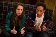 Ein rasantes Videokassettenspiel soll entscheiden, wer ihren neuen Mitbewohner bestimmt: Annie (Alison Brie, l.) oder Abed (Danny Pudi, r.) ...