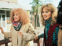 Sandy (Bette Midler, l.); Lauren (Shelley Long, r.) Sandy (Bette Midler, l.); Lauren (Shelley Long, r.)