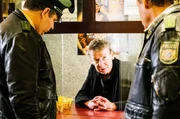 Kinobesitzer Frank Henke (Michael Tregor) wird von Hubert (Christian Tramitz) und Riedl (Paul Sedlmeir) zum aktuellen Mordfall befragt. Kinobesitzer Frank Henke (Michael Tregor) wird von Hubert (Christian Tramitz) und Riedl (Paul Sedlmeir) zum aktuellen Mordfall befragt.