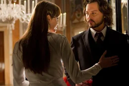 Frank (Johnny Depp, r.) ist von der mysteri&ouml;sen Fremden Elise (Angelina Jolie, l.) fasziniert und ahnt nicht, dass er sich in t&ouml;dliche Gefahr begibt ...