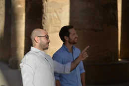 Mirko Drotschmann mit dem Arch&auml;ologen Dr. Arto Belekdanian im Tempel von Karnak.