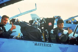 Zwei echte Freunde, die weder Tod noch Teufel f&uuml;rchten - Maverick (Tom Cruise, r.) und sein Co-Pilot Goose (Anthony Edwards, l.) an Bord ihrer F14 Tomcat ...