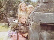 (v.l.n.r.) Vorsichtig nähern sich Willie (Jonathan Gilbert), Laura (Melissa Gilbert), Mary (Melissa Sue Anderson) und Nellie (Alison Arngrim) der Ruine von Kezia.