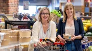Handelsexpertin Theresa Schleicher (r) erklärt Hauswirtschaftsmeisterin Yvonne Willicks (l), welche To Go Produkte für den Handel besonders lukrativ sind. Handelsexpertin Theresa Schleicher (r) erklärt Hauswirtschaftsmeisterin Yvonne Willicks (l), welche To Go Produkte für den Handel besonders lukrativ sind.