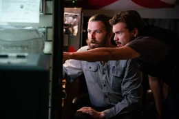 &Uuml;ber seinen alten Bekannten Fred (Tyler Jon Olson, r.), der auf dem gro&szlig;en Parkgel&auml;nde f&uuml;r Trucks arbeitet, wo Tracy zuletzt gesehen wurde, hofft Byron Crawford (Emile Hirsch, l.) weiterf&uuml;hrende Spuren des Serienm&ouml;rders zu finden.