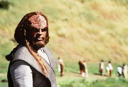 Lt. Commander Worf (Michael Dorn) greift zur Waffe, um die Welt der Ba'ku zu verteidigen ...