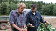 Bio-Landwirt Uli Overmeyer nimmt Tarik mit zur Blumenkohlernte.