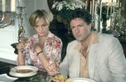 Jane (Sonsee Ahray Floethmann) und Steven (Francis Fulton-Smith) stutzen beim Essen über eine Bemerkung von Richard.