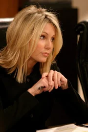 Laura Lang (Heather Locklear)