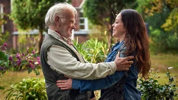 Opa Karl (Peter Franke) baut Ella (Tijan Marei) wieder auf.