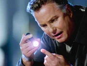 Gil (William Petersen) findet viele silberne Splitter an der Stelle, wo der Ermordete angefahren wurde.