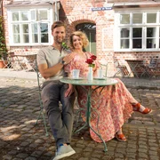 Simon Dahlmann (Thore L&uuml;thje, l.) und Sarah Herzberg (Antonia Jungwirth, r.)