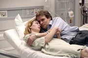 Der Kampf um Amber (Anne Dudek) ist verloren. Ein letztes Mal holt Wilson (Robert Sean Leonard) sie zurück in die Realität, um von ihr Abschied zu nehmen... Der Kampf um Amber (Anne Dudek) ist verloren. Ein letztes Mal holt Wilson (Robert Sean Leonard) sie zurück in die Realität, um von ihr Abschied zu nehmen...